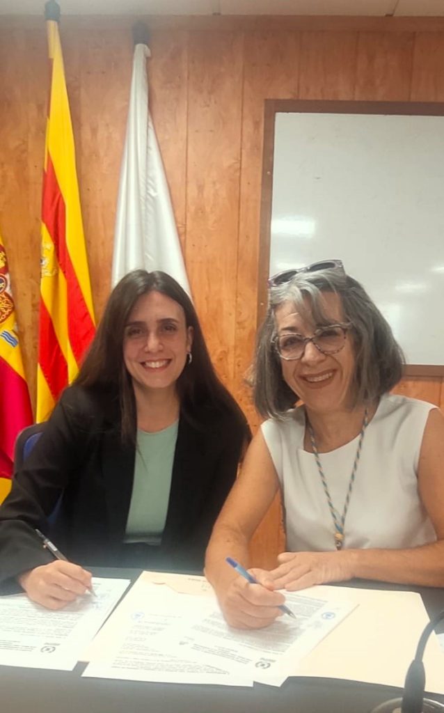 La Dra. Sonia Herrera y la presidenta del Colegio de Enfermería de Teruel, la Dra. Concepción Gómez en la firma del convenio.